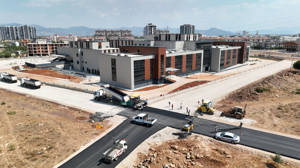 Büyükşehir’den Döşemealtı Devlet Hastanesi yoluna sıcak asfalt