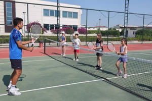Büyükşehir Belediyesi Döşemealtı’nda yeni tenis kursu açtı