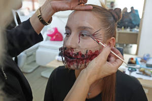 Sahne makyajcı kursiyerleri göz kamaştırdı