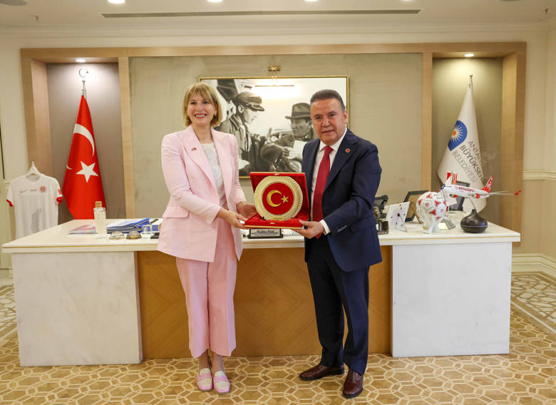 Birleşik Krallık Türkiye Büyükelçisi Başkan Muhittin Böcek’i ziyaret etti