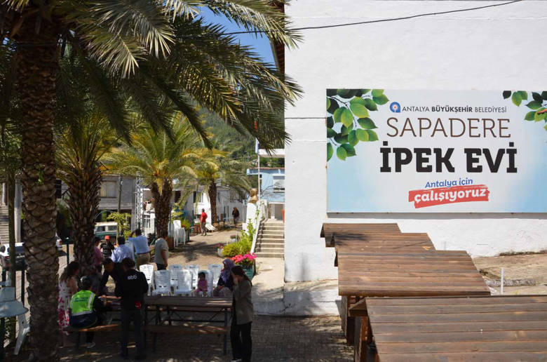 Büyükşehir’den 51 üreticiye 1250 ipek böceği beslenme tablası
