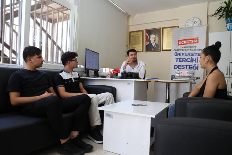 Antalya Büyükşehir Belediyesi üniversite adaylarının yanında